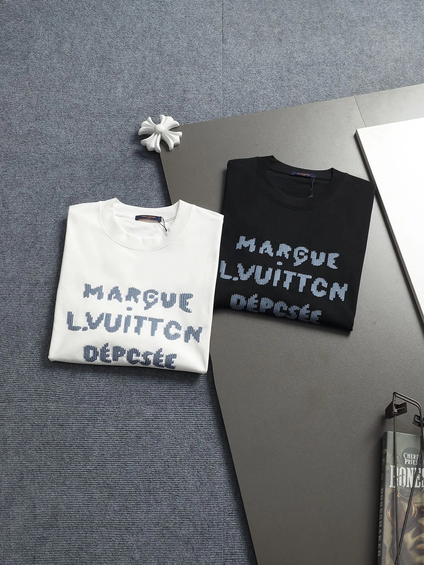 🅿️190 Louis Vuitton/Louis Vuitton English embroidery craftsmanship The large logo is exquisitely upgraded, inspired by the retro embroidery of the 1980s Original fabric Official same style Short-sleeved T-shirt 320g Same vat dyed fabric Very comfortable to the touch The latest brick cabinet synchronization for spring and summer Fashionable and individual Size: S M L XL